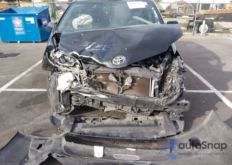 2015 Toyota Sienna Se Premium 8 Passenger z USA, uszkodzony, nr VIN 5TDXK3DC1FS593873